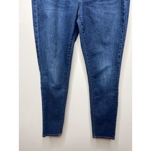 Old Navy Women’s 2 Short Mid Rise Straight Jeans - Picture 3 of 11